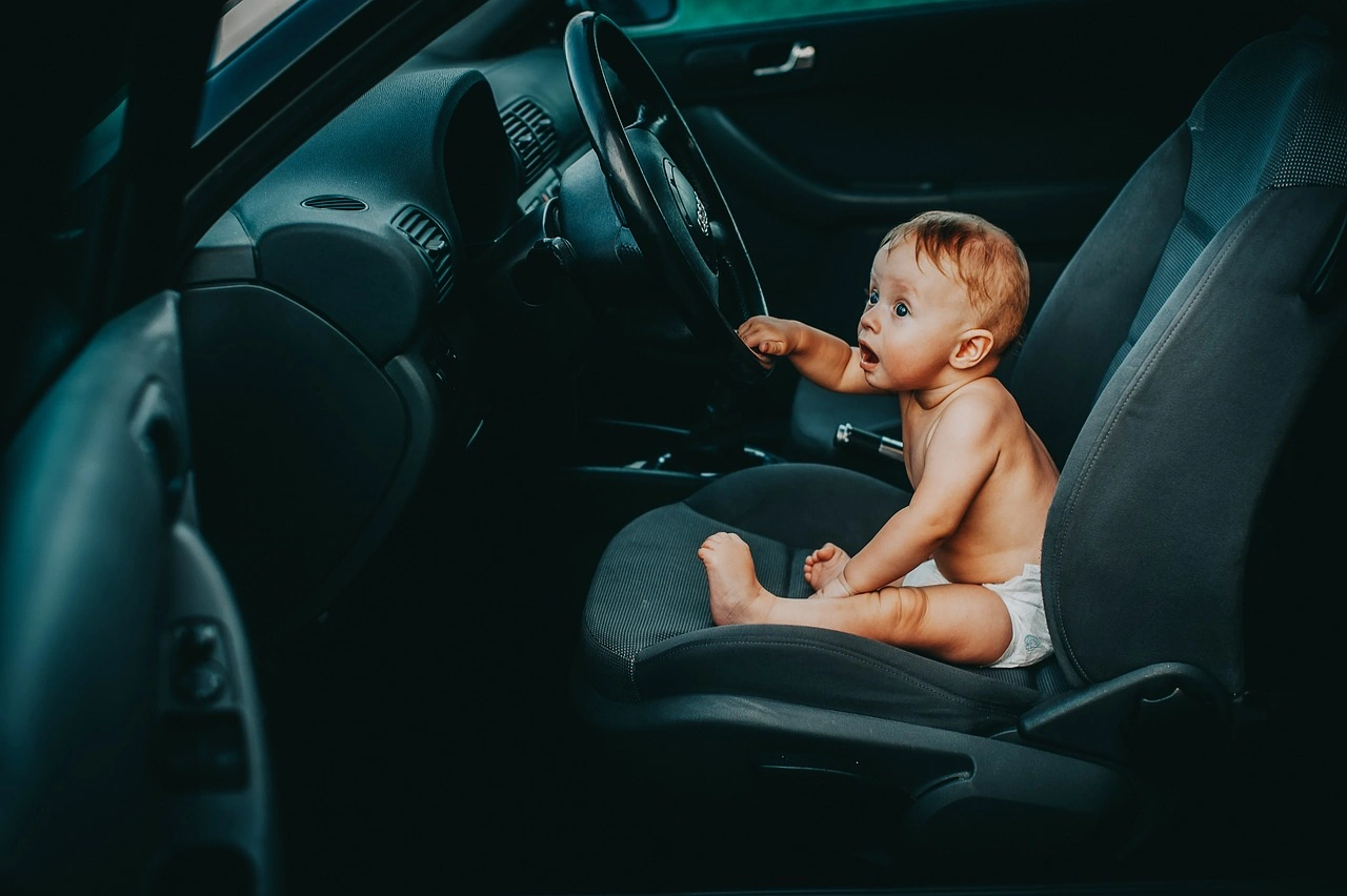 Как правильно перевозить грудных детей в автомобиле?