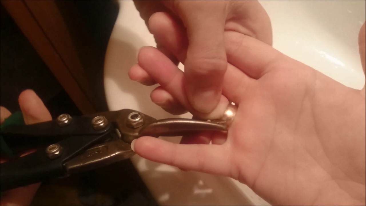 Как разрезать кольцо на пальце?