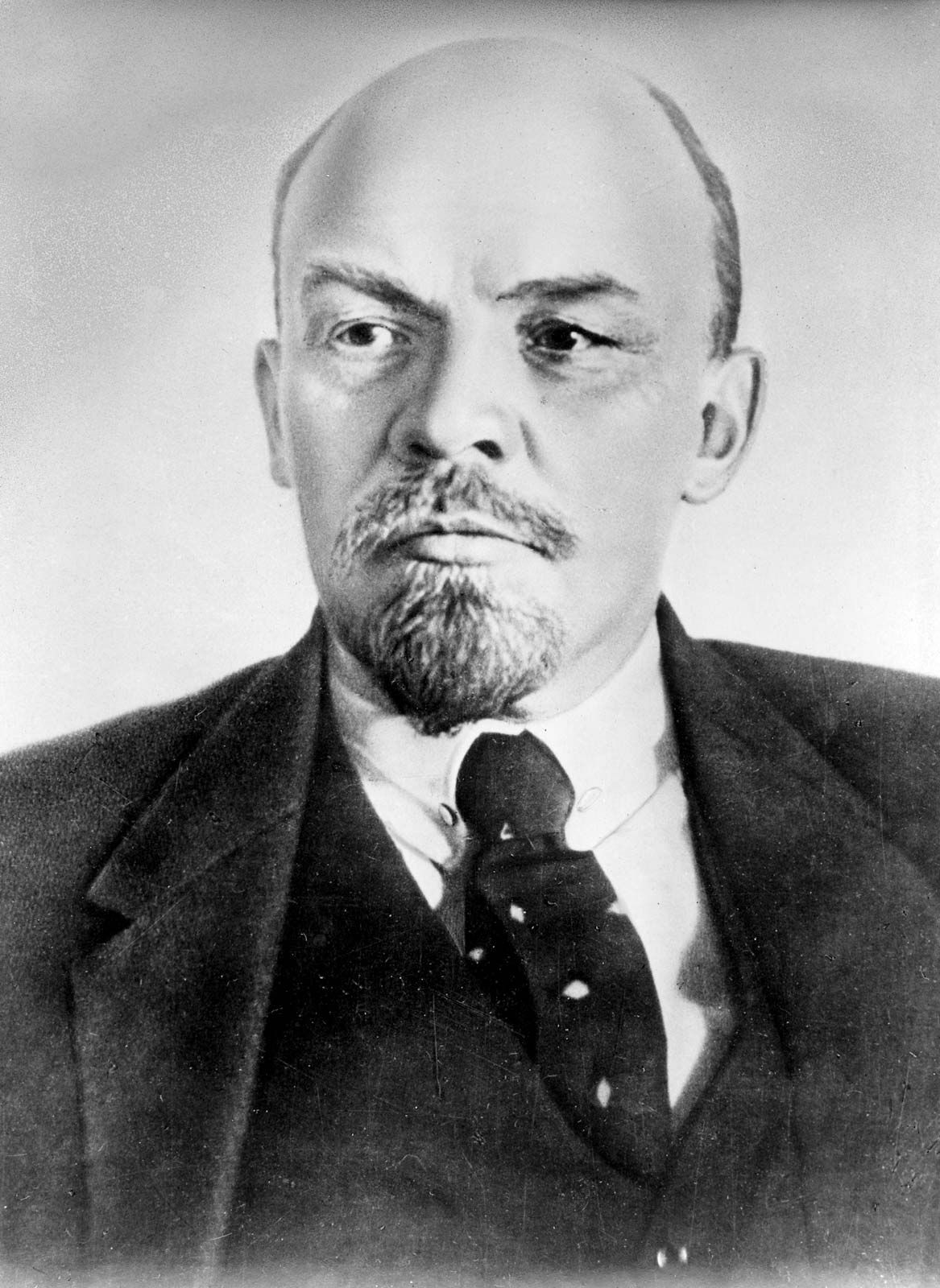Кто еще кроме Ленина лежит в мавзолее?